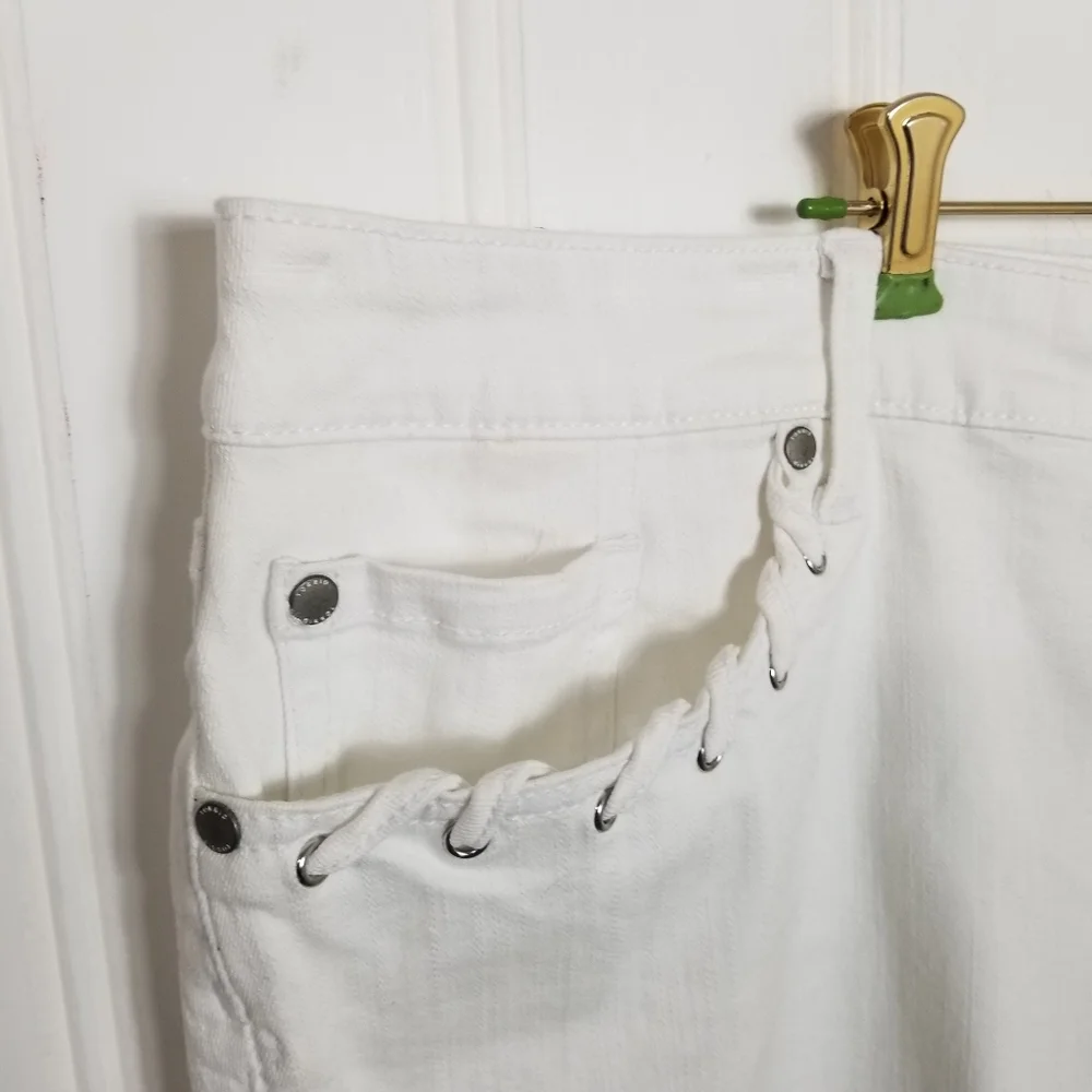 Torrid White Denim Jean Shorts Size 26 NWT Whip Stitch Pockets Trendy 2026 Denim